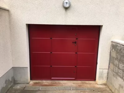 Porte de garage motorisée rouge basque avec portillon intégré 41700 CONTRES