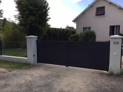 Portail lames PVC après restauration